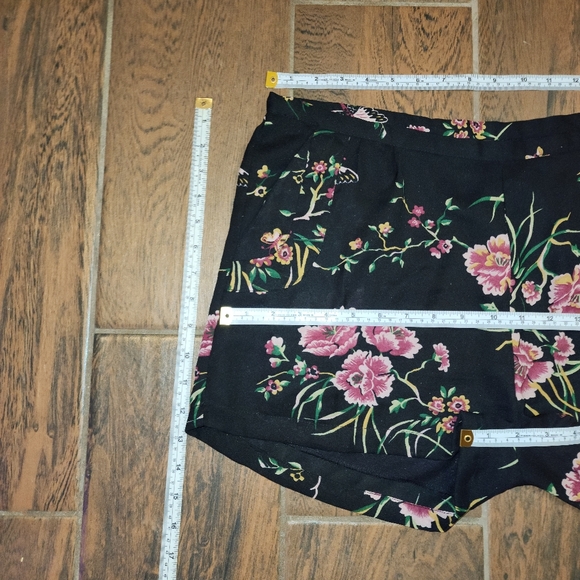 Wet Seal XL high waisted shortened inseam chiffon floral shorts - Picture 10 of 13